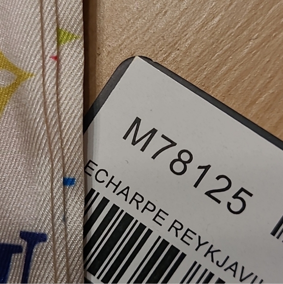 Louis Vuitton Murakami Monogram Scarf #M78125 - Picture 11 of 11